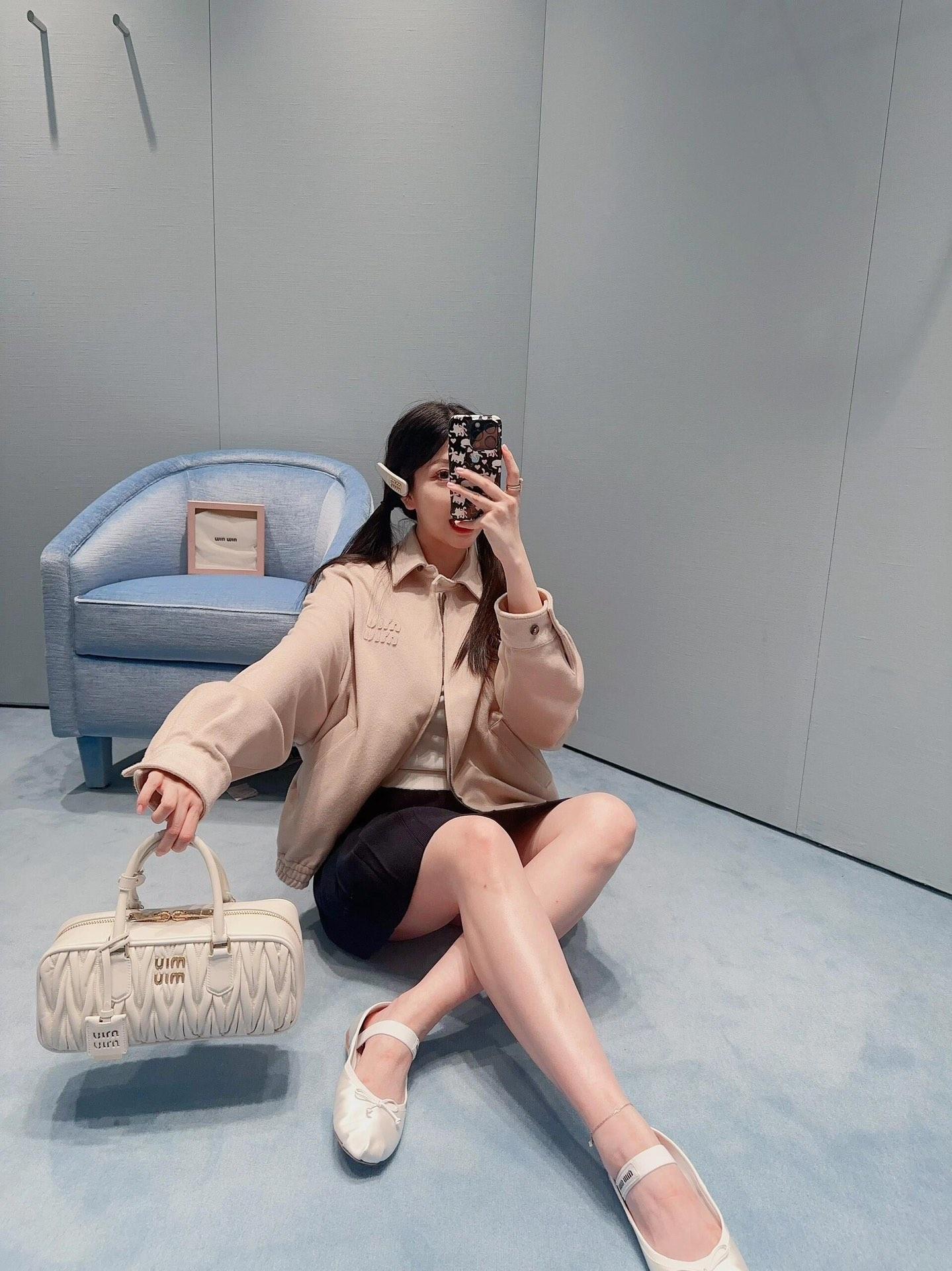미우미우 카멜 벨벳 지퍼 라펠 재킷 (해외배송)