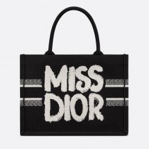 디올 블랙 & 화이트 Miss Dior Graffiti 자수 북토트 미디엄 백 (국내배송)