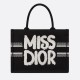 디올 블랙 & 화이트 Miss Dior Graffiti 자수 북토트 미디엄 백 (국내배송)