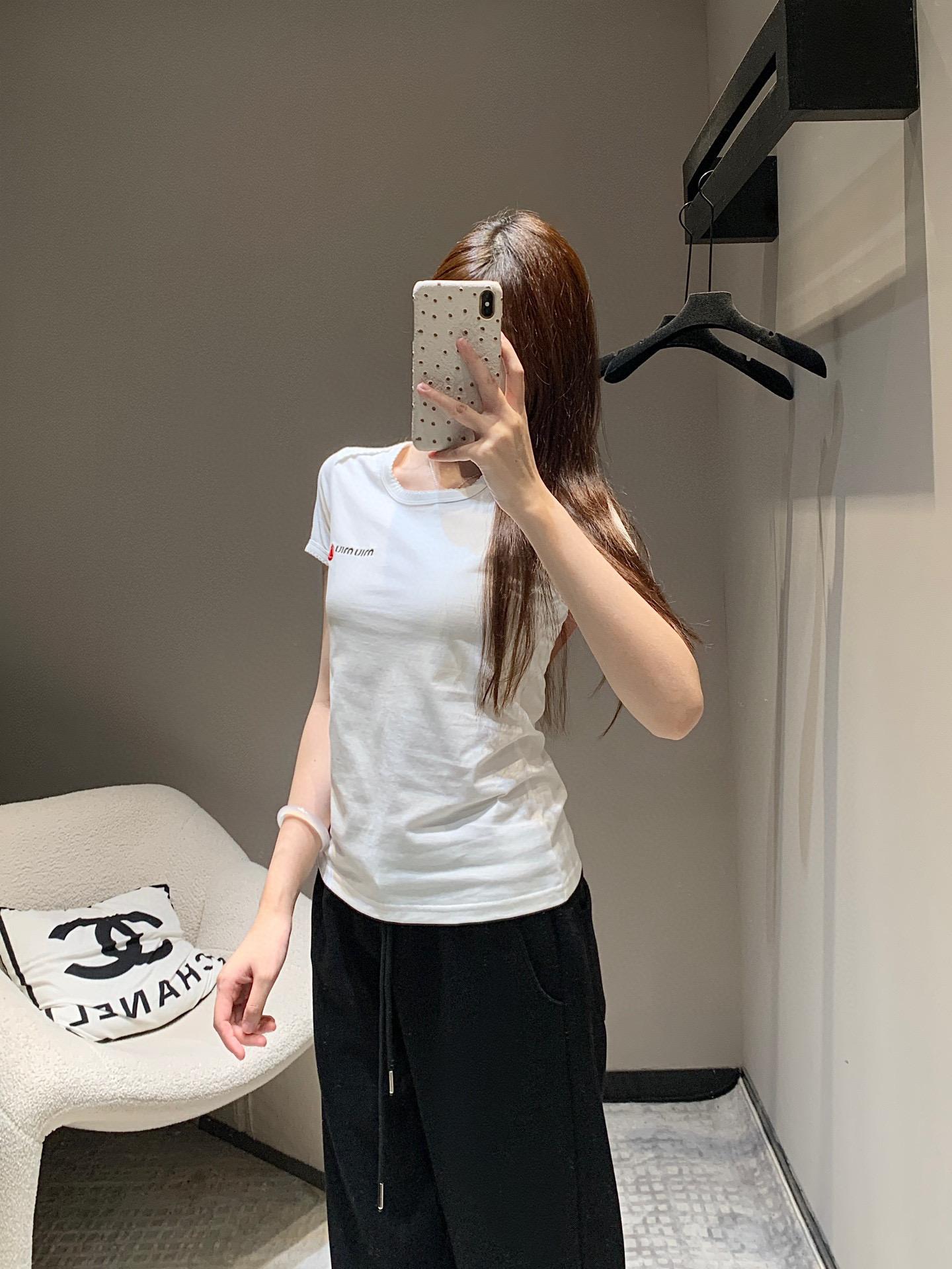 미우미우 레이스업 칼라 자수 레터링 반팔 티셔츠 2컬러 (해외배송)