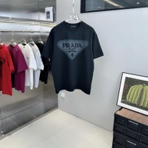프라다 신상 레터링 자수로고 라운드 티셔츠 (국내배송)