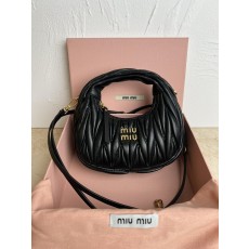 미우미우 완더 마테라쎄 나파 가죽 호보백 (해외배송)