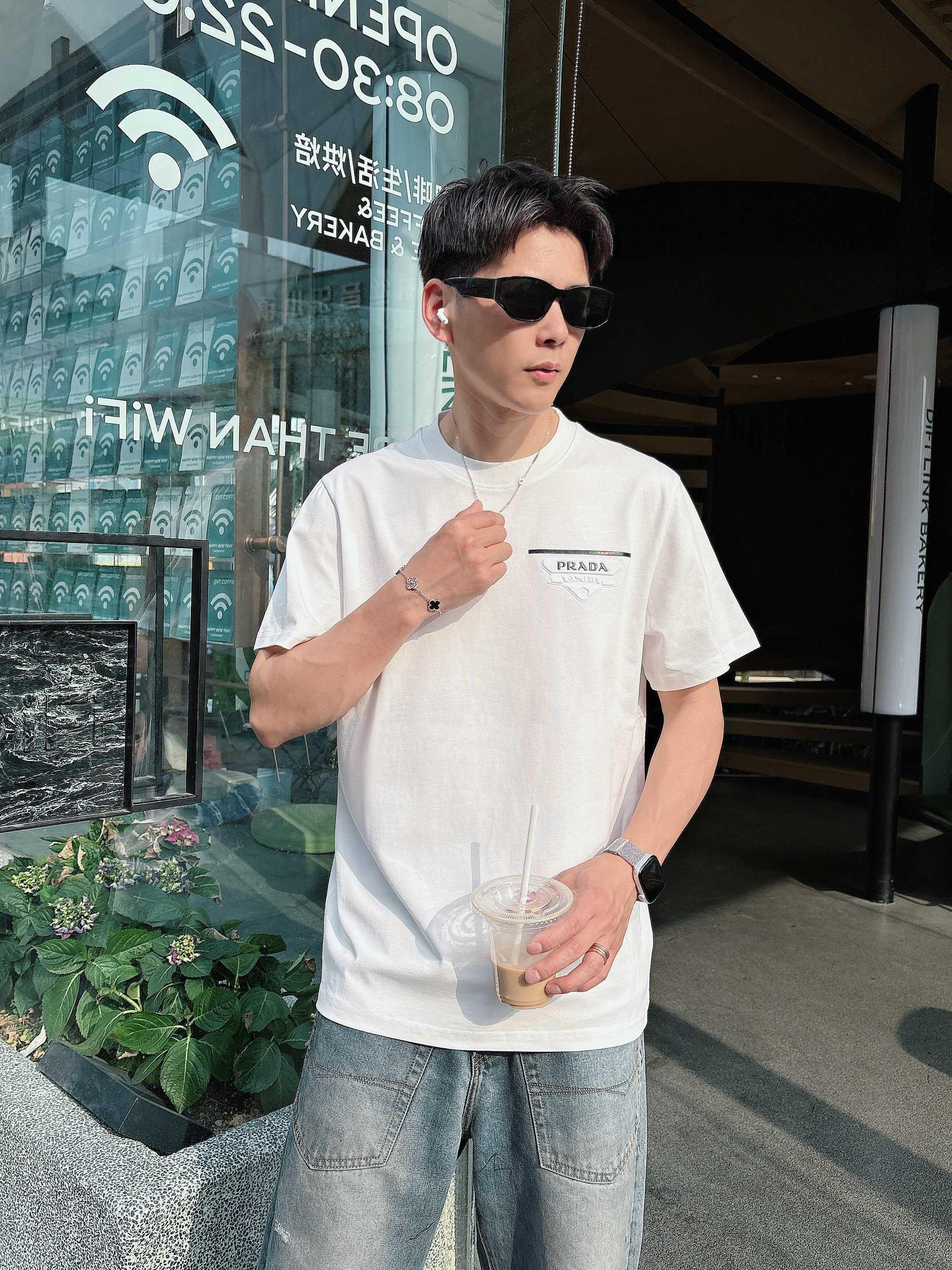 프라다 반팔 티셔츠 (해외배송)