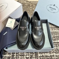 프라다 클래식 삼각형 로고 로퍼 (정품급 해외배송)