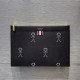 톰브라운 THOM BROWNE 프린팅 로고 클러치 (국내배송)
